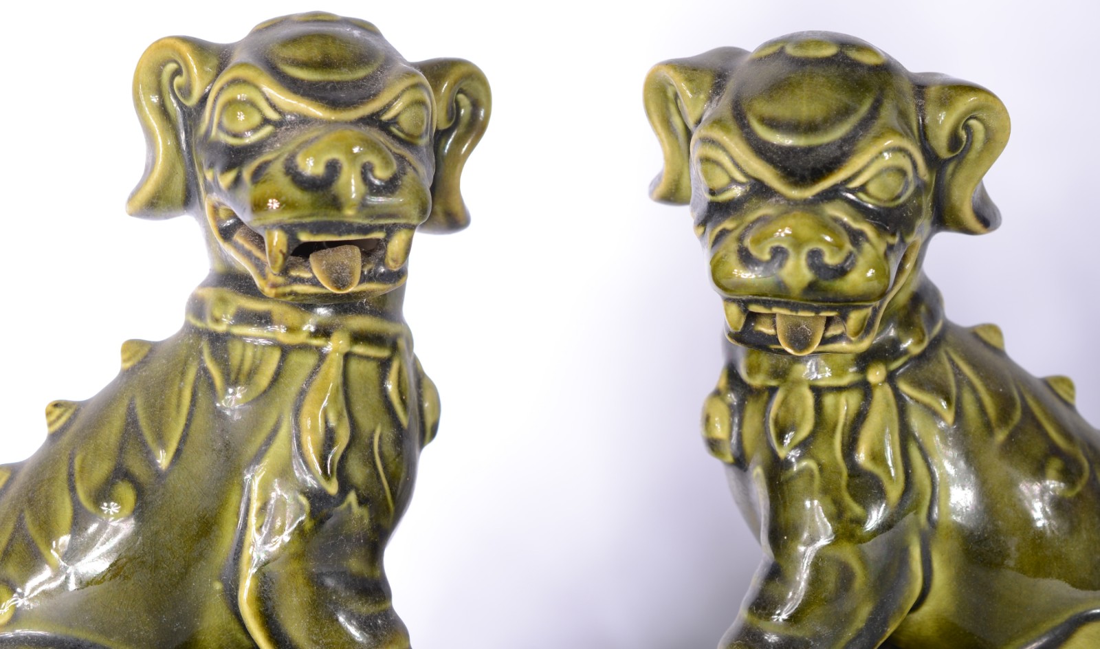 Quatro figuras de porcelana chinesa, sendo: par de cães de fó na cor... - foto 3 de 10