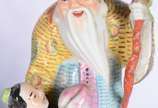 Quatro figuras de porcelana chinesa, sendo: par... - Quatro figuras de porcelana chinesa, sendo: par de cães de fó na cor verde e dois figuras de ancião em policromia (faltando parte de um bastão).