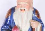 Quatro figuras de porcelana chinesa, sendo: par... - Quatro figuras de porcelana chinesa, sendo: par de cães de fó na cor verde e dois figuras de ancião em policromia (faltando parte de um bastão).