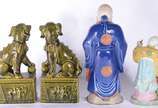 Quatro figuras de porcelana chinesa, sendo: par... - Quatro figuras de porcelana chinesa, sendo: par de cães de fó na cor verde e dois figuras de ancião em policromia (faltando parte de um bastão).