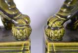 Quatro figuras de porcelana chinesa, sendo: par... - Quatro figuras de porcelana chinesa, sendo: par de cães de fó na cor verde e dois figuras de ancião em policromia (faltando parte de um bastão).