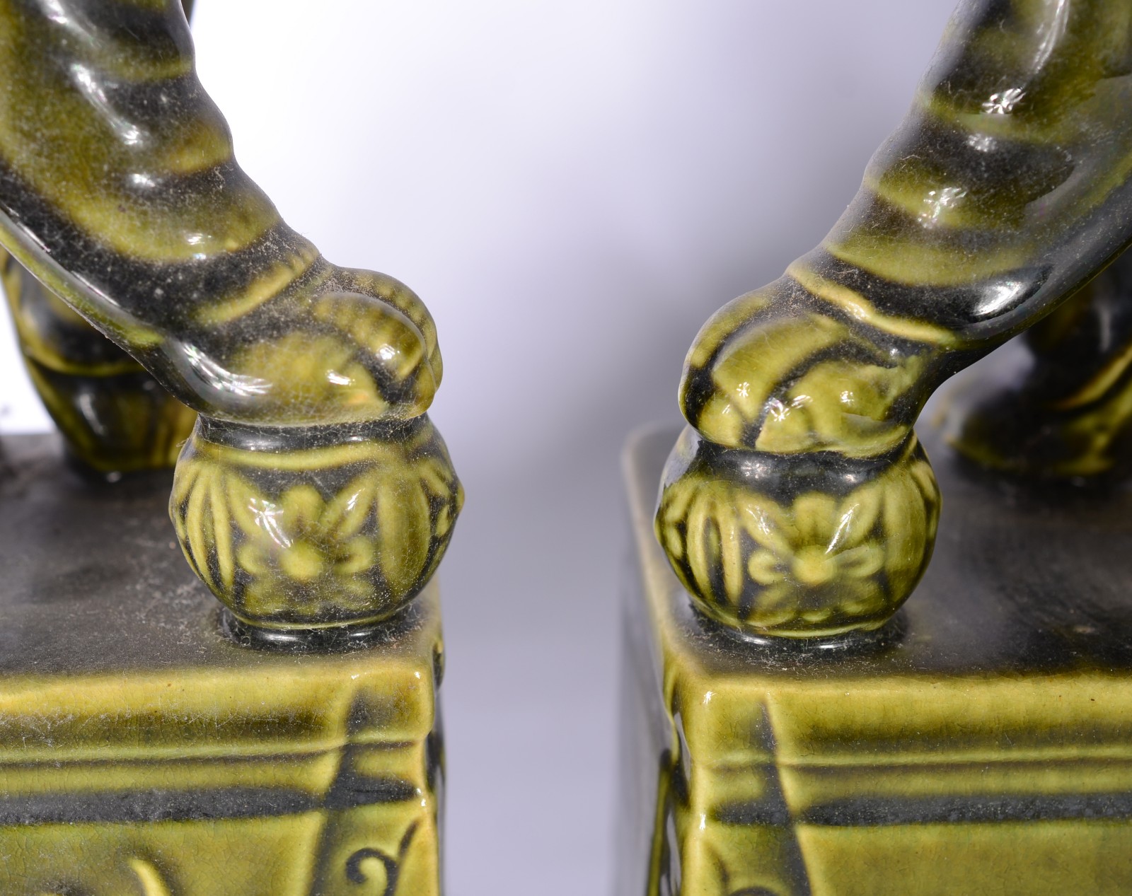 Quatro figuras de porcelana chinesa, sendo: par de cães de fó na cor... - foto 6 de 10