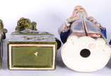 Quatro figuras de porcelana chinesa, sendo: par... - Quatro figuras de porcelana chinesa, sendo: par de cães de fó na cor verde e dois figuras de ancião em policromia (faltando parte de um bastão).