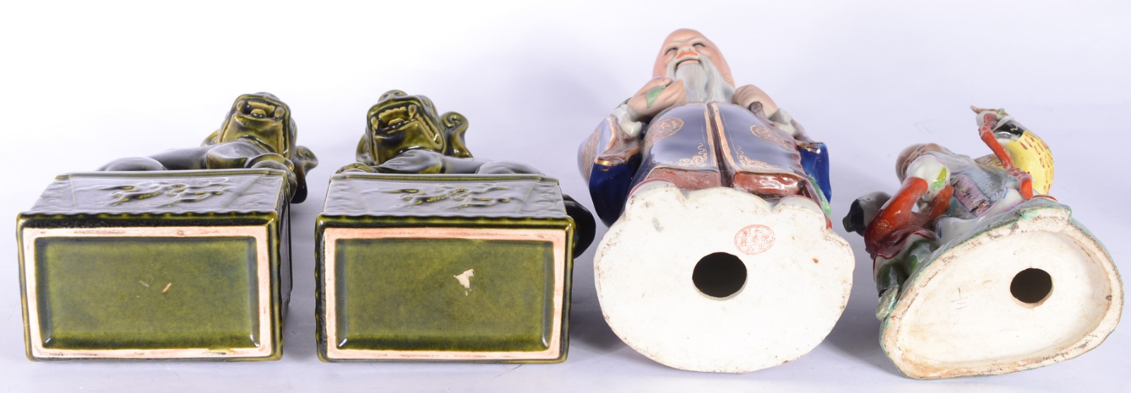 Quatro figuras de porcelana chinesa, sendo: par de cães de fó na cor... - foto 7 de 10