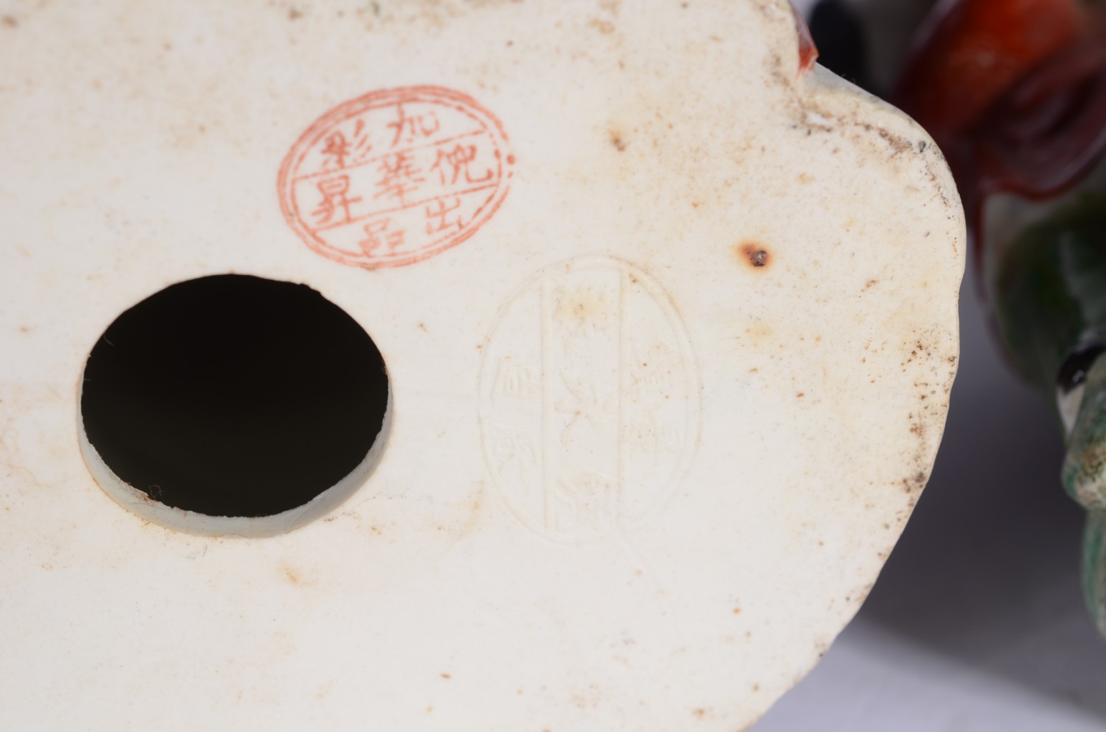 Quatro figuras de porcelana chinesa, sendo: par de cães de fó na cor... - foto 8 de 10
