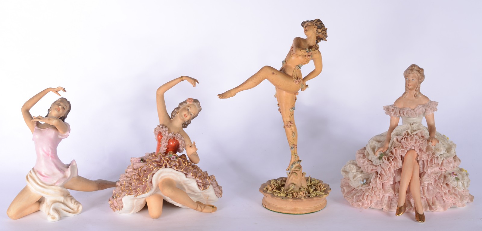 Quatros esculturas porcelana diversas representando figuras femininas. - foto 1 de 11
