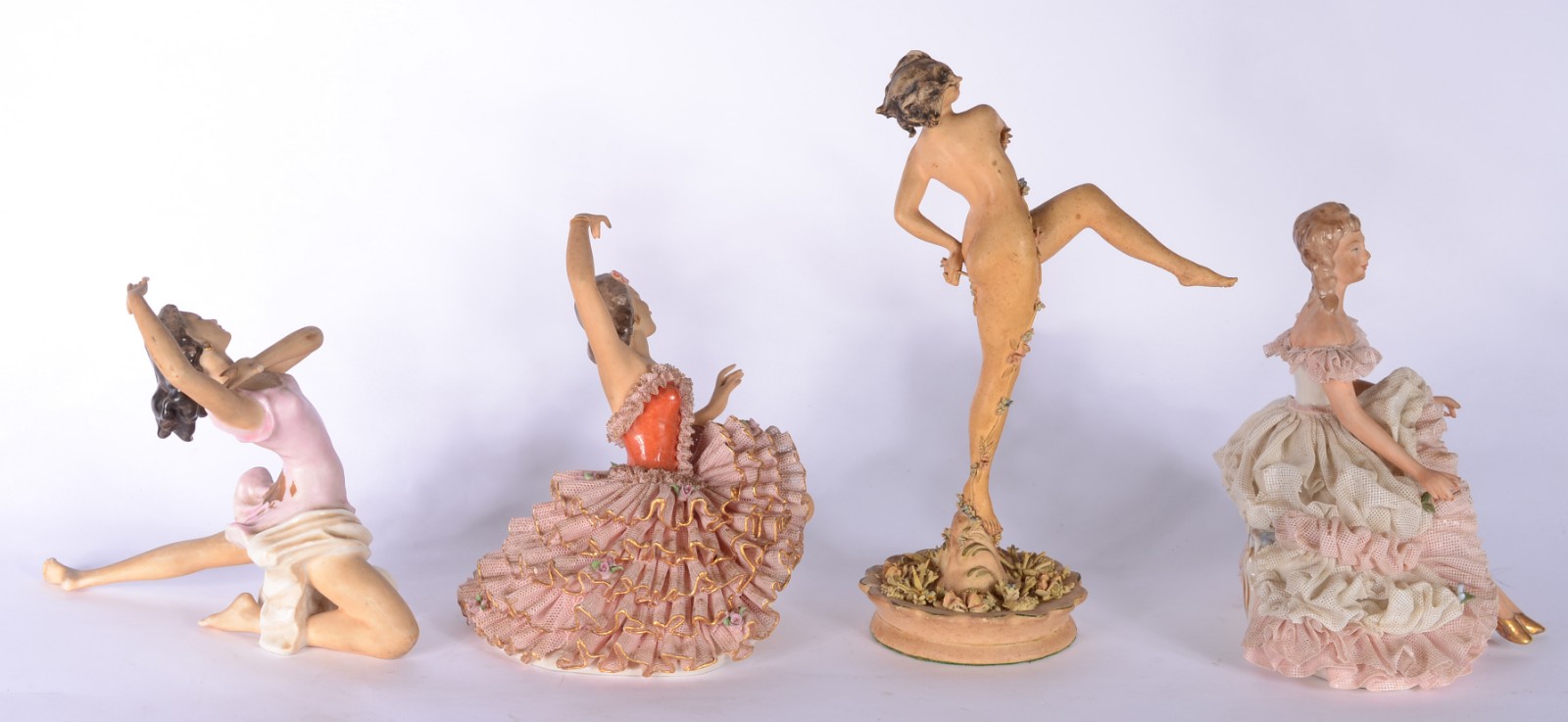 Quatros esculturas porcelana diversas representando figuras femininas. - foto 2 de 11
