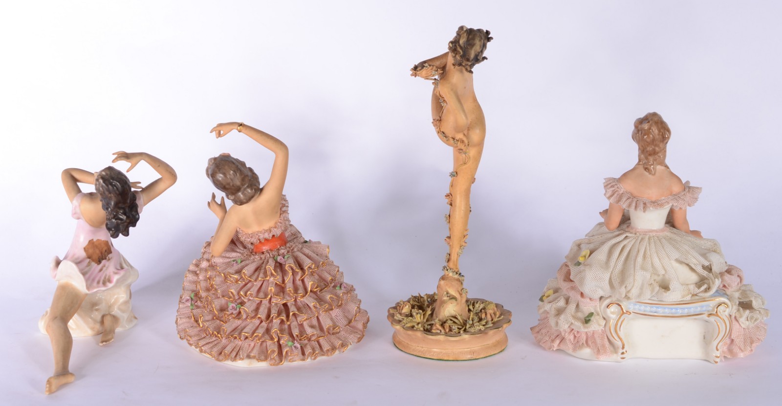 Quatros esculturas porcelana diversas representando figuras femininas. - foto 3 de 11