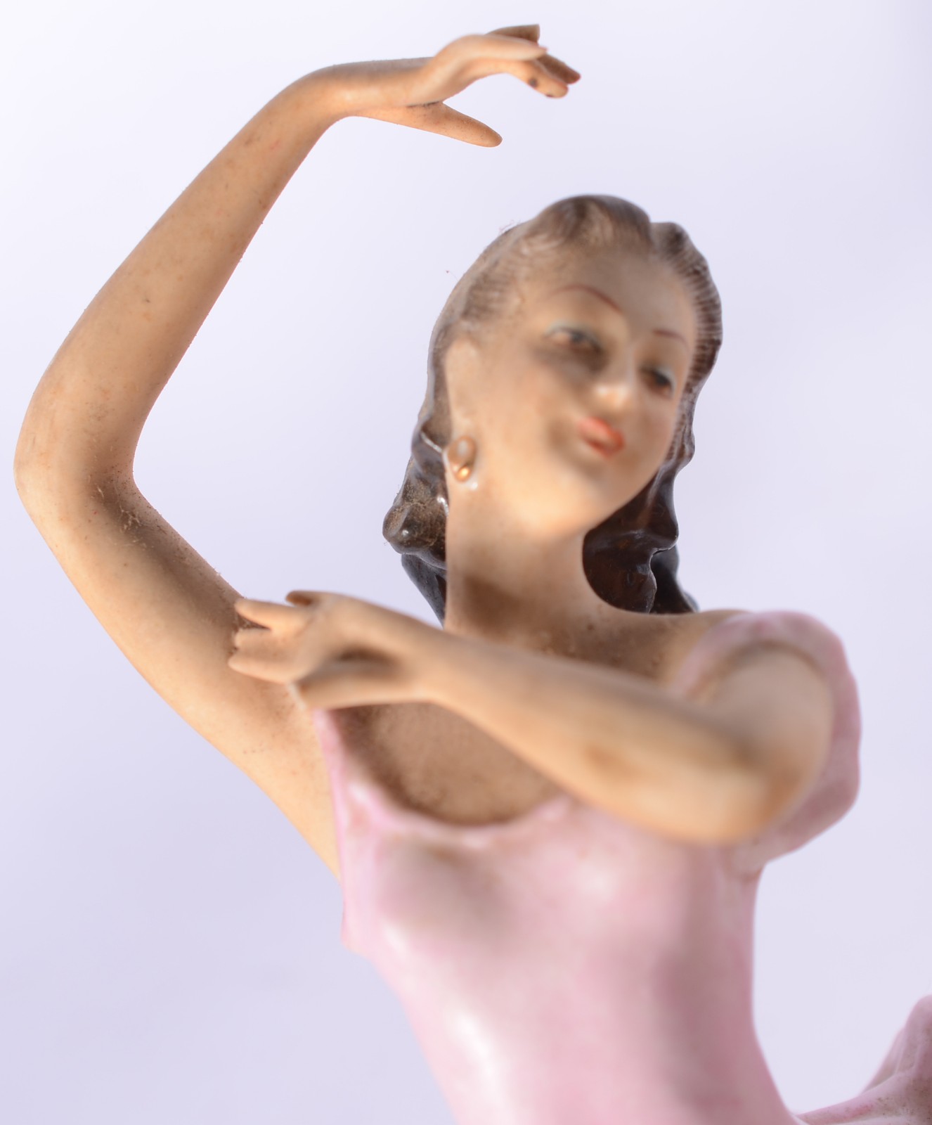 Quatros esculturas porcelana diversas representando figuras femininas. - foto 4 de 11