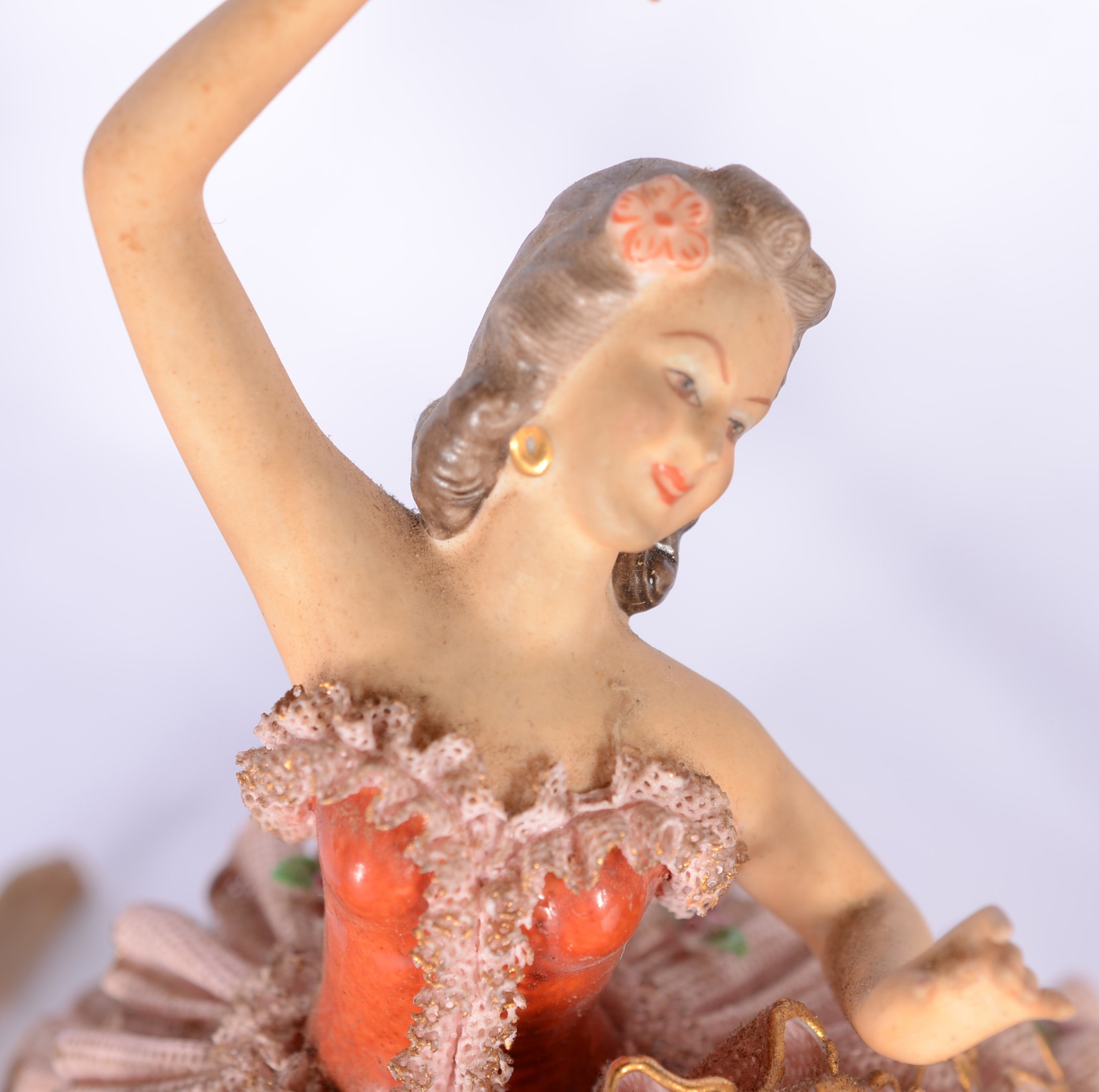 Quatros esculturas porcelana diversas representando figuras femininas. - foto 5 de 11