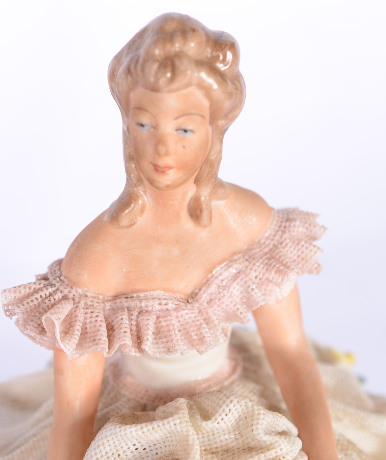 Quatros esculturas porcelana diversas representando figuras femininas. - foto 6 de 11