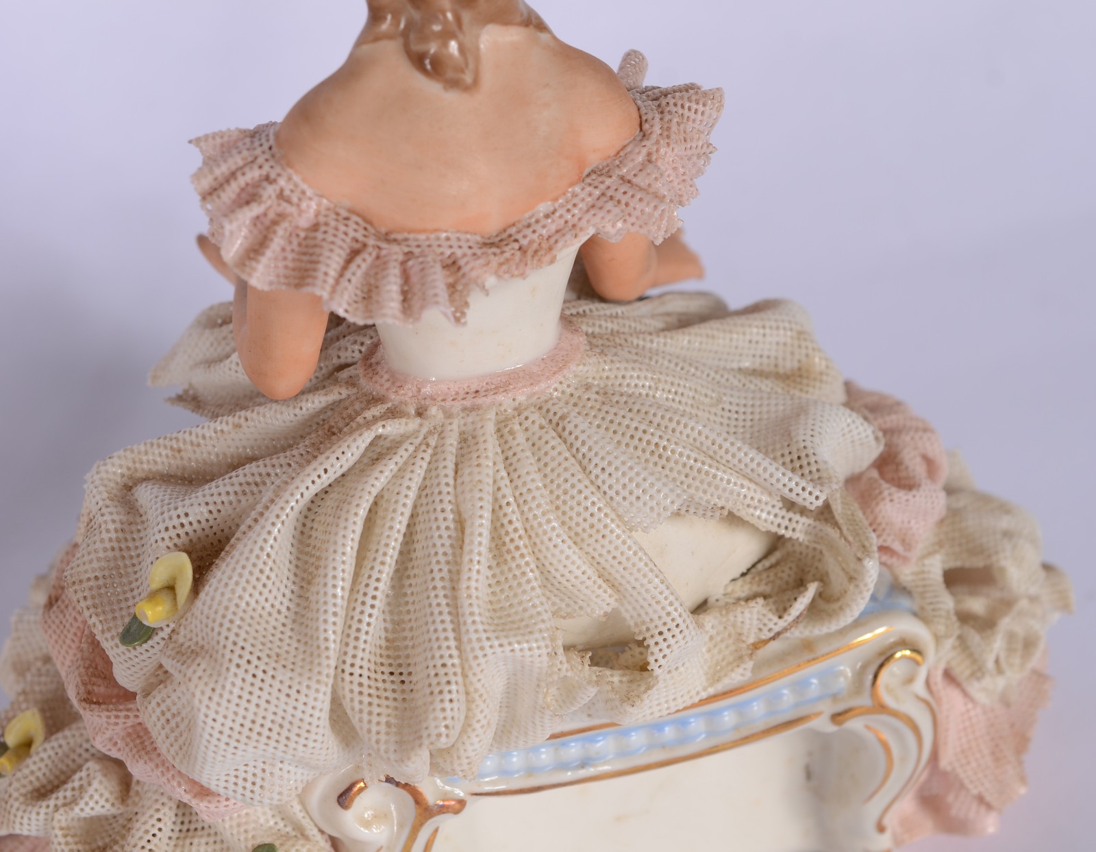 Quatros esculturas porcelana diversas representando figuras femininas. - foto 7 de 11