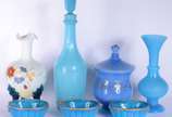 Sete peças diversas de opalina, sendo garrafa, ... - Sete peças diversas de opalina, sendo garrafa, vaso e tres cinzeiros gomados na cor azul turquesa (faltando os apoios de cigarro); e, potiche li...
