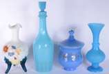 Sete peças diversas de opalina, sendo garrafa, ... - Sete peças diversas de opalina, sendo garrafa, vaso e tres cinzeiros gomados na cor azul turquesa (faltando os apoios de cigarro); e, potiche li...