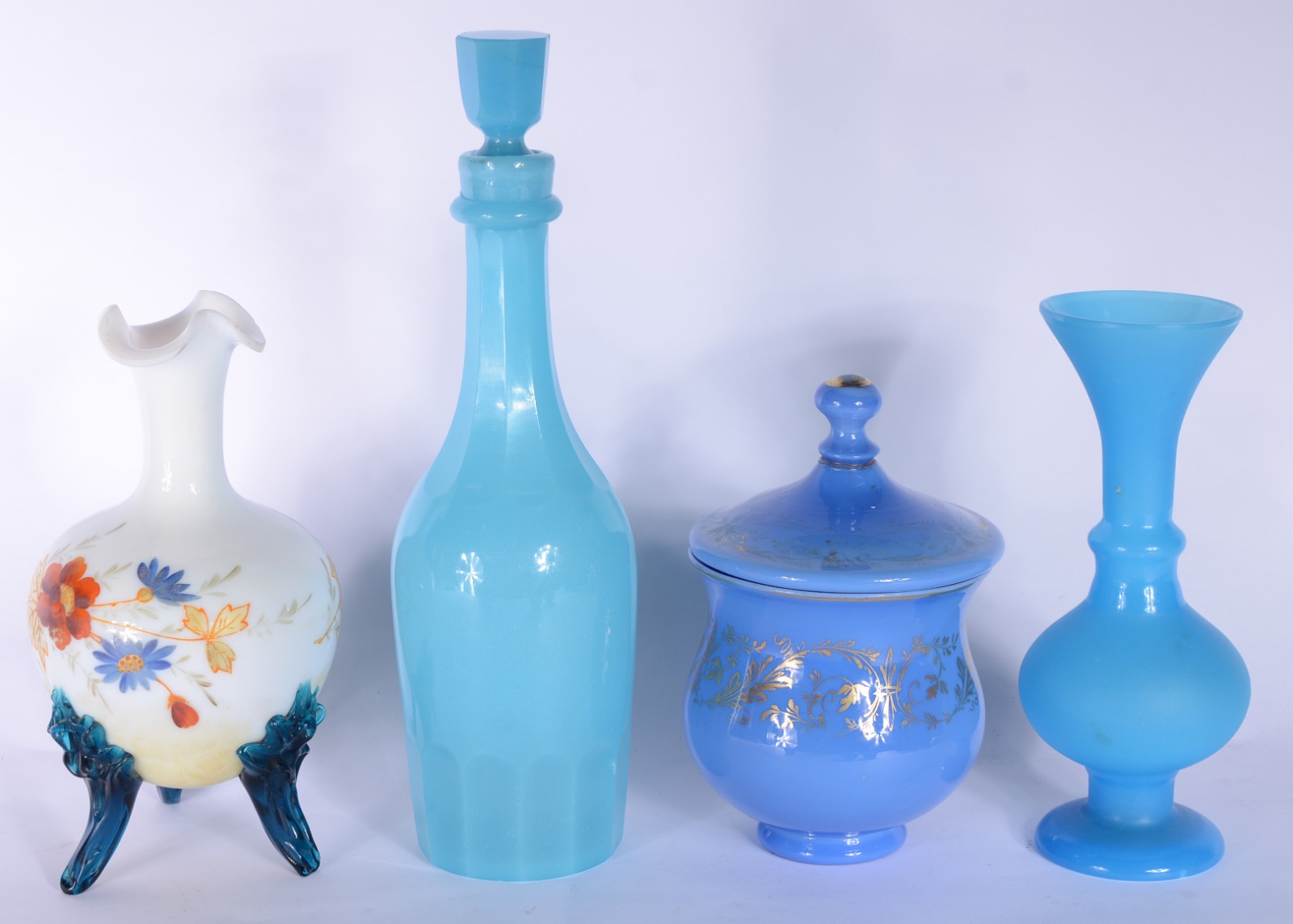 Sete peças diversas de opalina, sendo garrafa, vaso e tres cinzeiros... - foto 2 de 7
