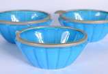 Sete peças diversas de opalina, sendo garrafa, ... - Sete peças diversas de opalina, sendo garrafa, vaso e tres cinzeiros gomados na cor azul turquesa (faltando os apoios de cigarro); e, potiche li...