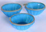 Sete peças diversas de opalina, sendo garrafa, ... - Sete peças diversas de opalina, sendo garrafa, vaso e tres cinzeiros gomados na cor azul turquesa (faltando os apoios de cigarro); e, potiche li...