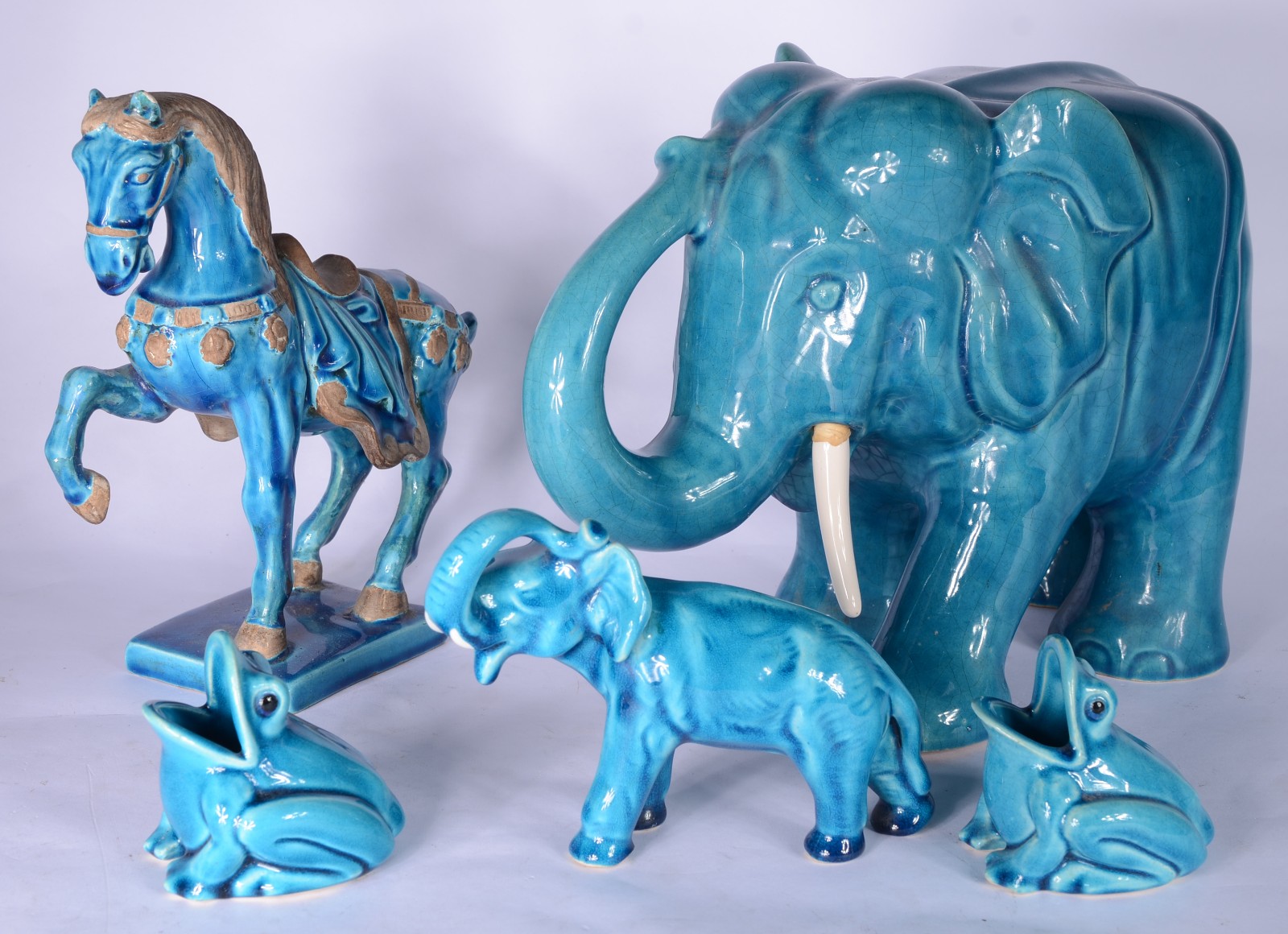 Lote com 13 esculturas de animais de cerâmica vitrificada na cor azul... - foto 4 de 5