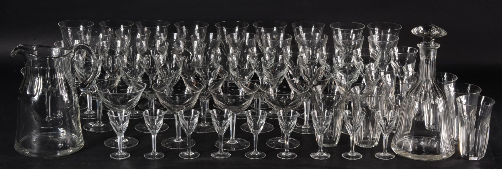 Serviço de cristal facetado, composto de: 10 taças para água, 11... - foto 1 de 8