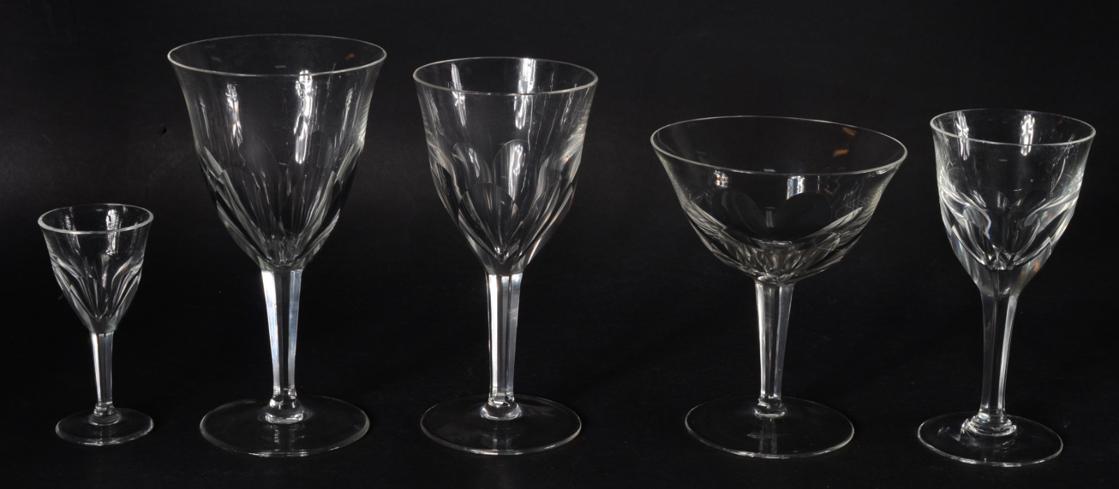 Serviço de cristal facetado, composto de: 10 taças para água, 11... - foto 2 de 8