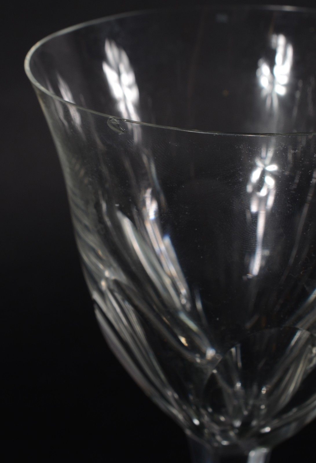 Serviço de cristal facetado, composto de: 10 taças para água, 11... - foto 4 de 8