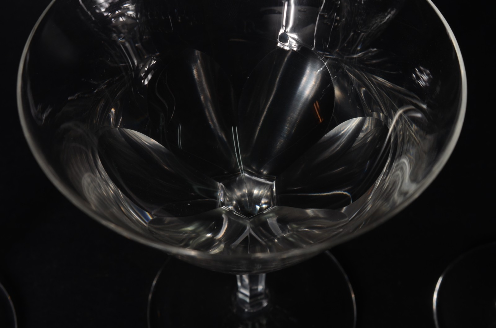 Serviço de cristal facetado, composto de: 10 taças para água, 11... - foto 5 de 8