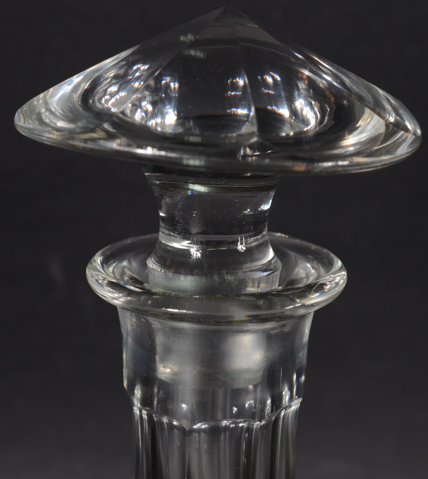 Serviço de cristal facetado, composto de: 10 taças para água, 11... - foto 8 de 8