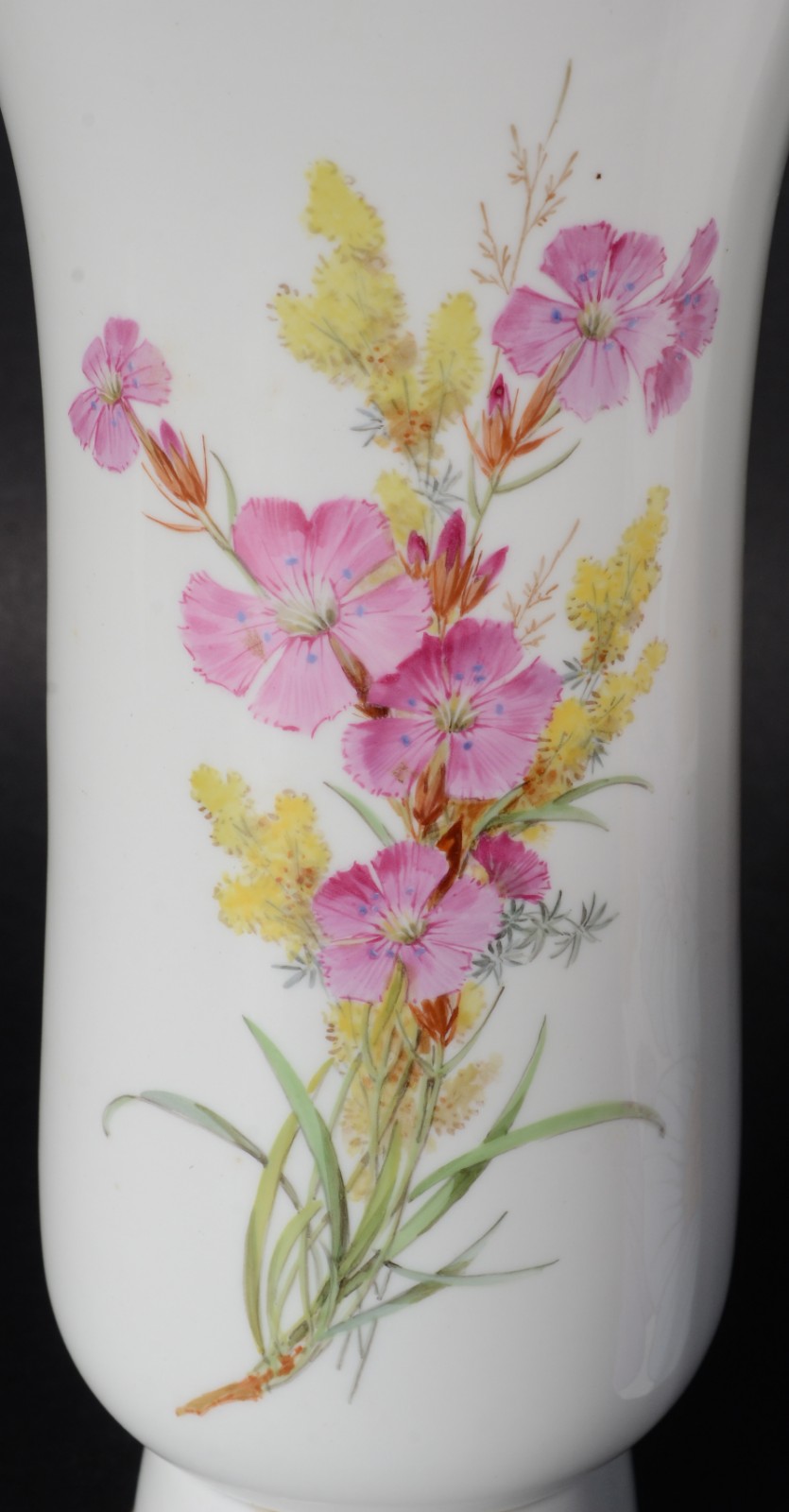 Dois vasos de porcelana, sendo um Rosenthal facetado com flores em... - foto 3 de 9