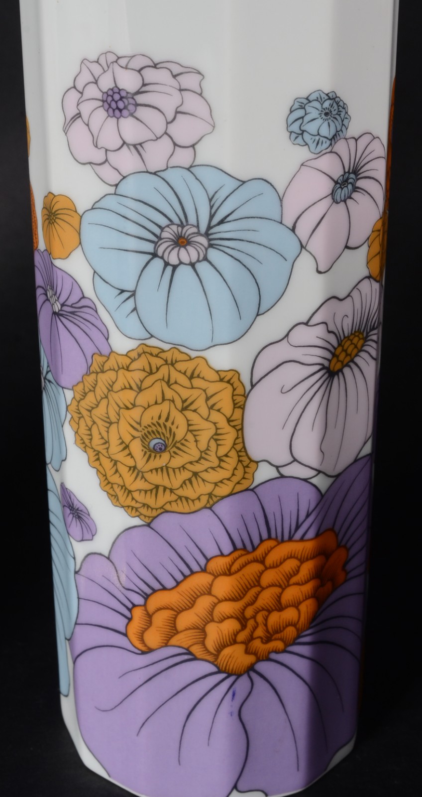 Dois vasos de porcelana, sendo um Rosenthal facetado com flores em... - foto 4 de 9