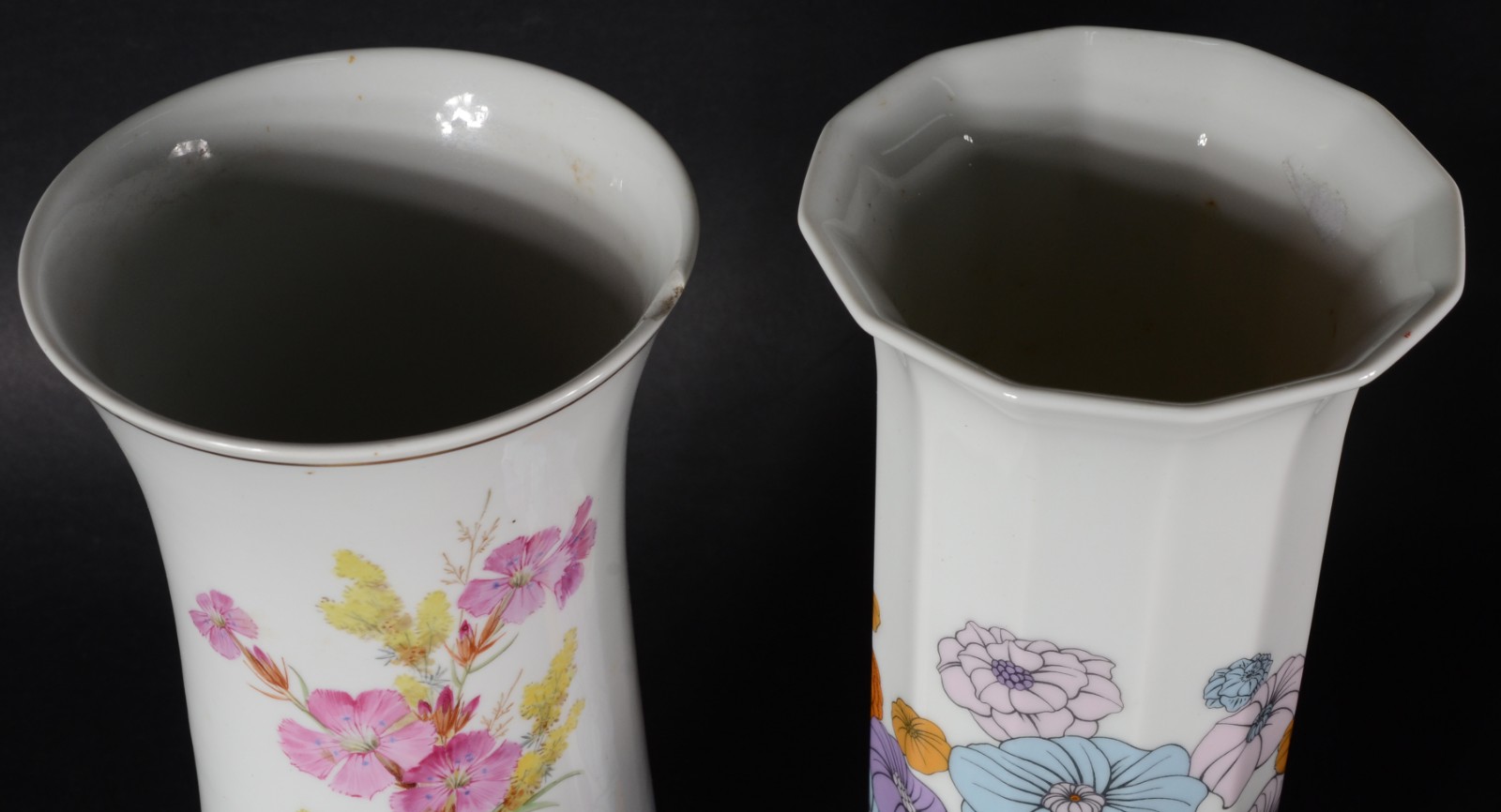 Dois vasos de porcelana, sendo um Rosenthal facetado com flores em... - foto 5 de 9