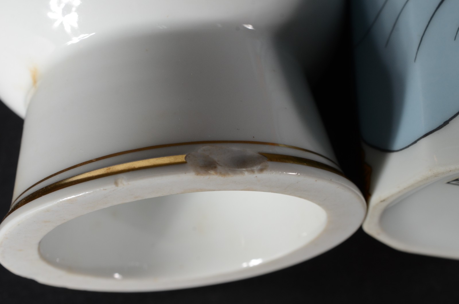 Dois vasos de porcelana, sendo um Rosenthal facetado com flores em... - foto 7 de 9
