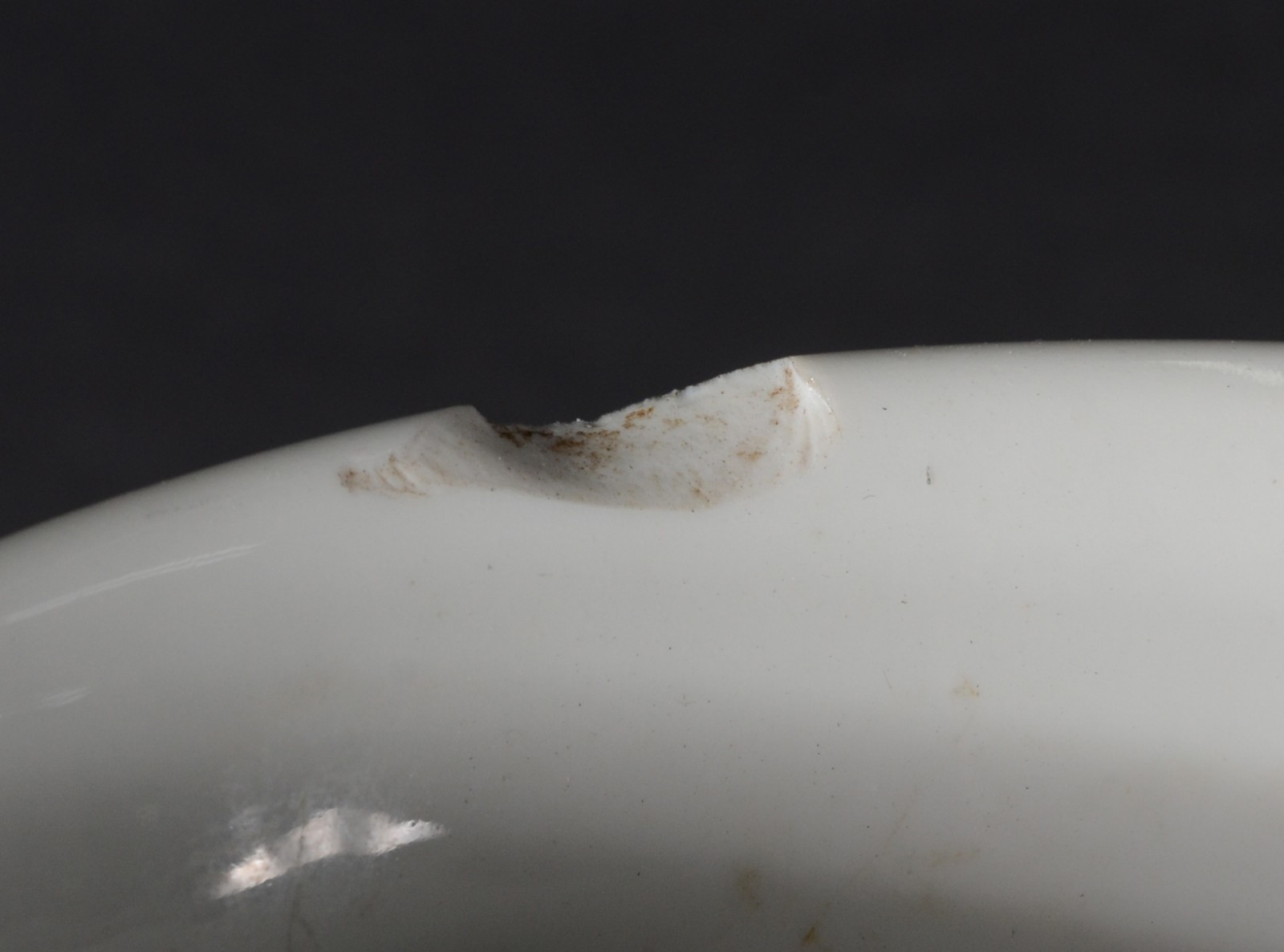 Dois vasos de porcelana, sendo um Rosenthal facetado com flores em... - foto 8 de 9