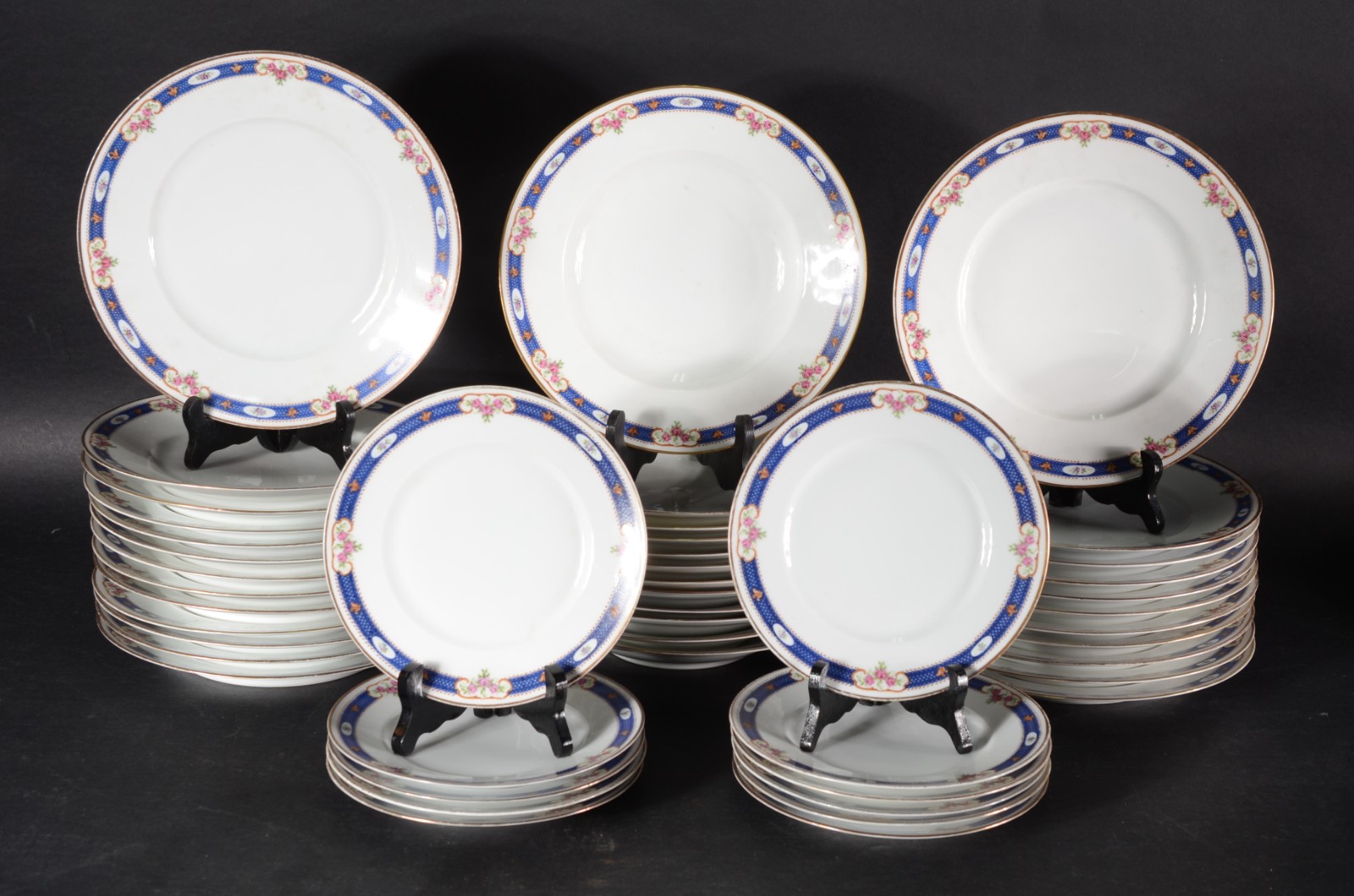 Aparelho de jantar de porcelana alemã, composto de: 24 pratos rasos... - foto 1 de 5