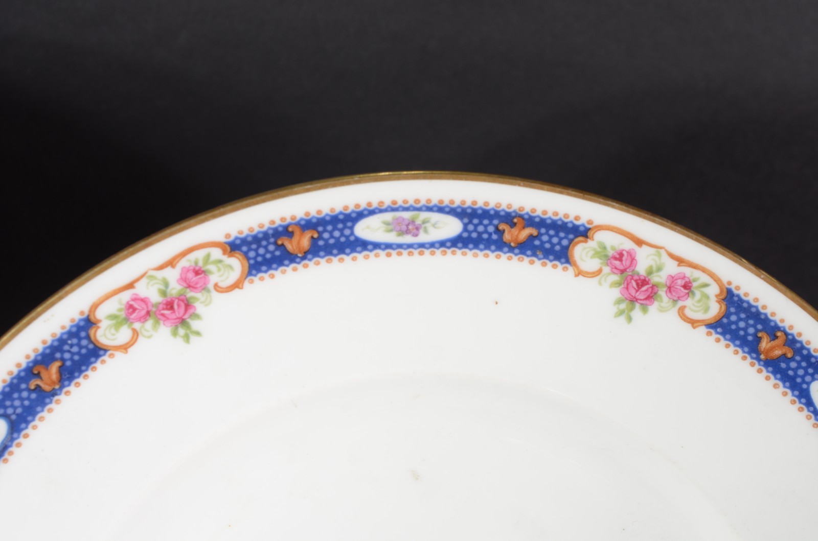 Aparelho de jantar de porcelana alemã, composto de: 24 pratos rasos... - foto 2 de 5