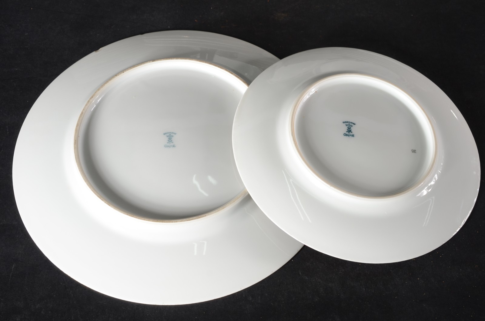 Aparelho de jantar de porcelana alemã, composto de: 24 pratos rasos... - foto 3 de 5
