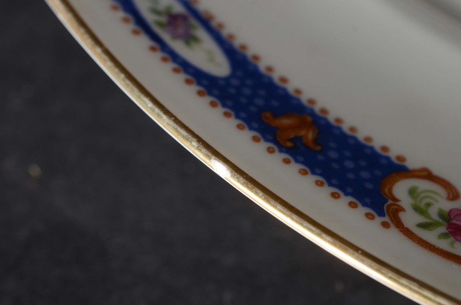 Aparelho de jantar de porcelana alemã, composto de: 24 pratos rasos... - foto 5 de 5