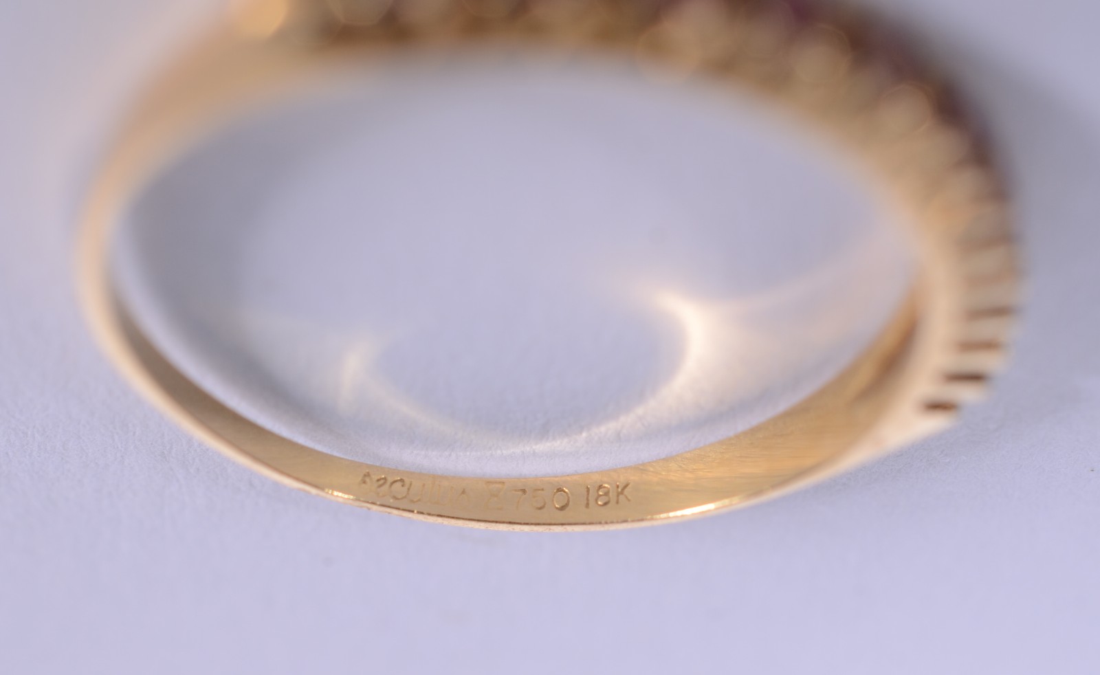 Anel de ouro 18 k., contraste 750 mls com pedras vermelhas, aro 16... - foto 4 de 6