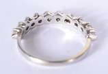Meia aliança de ouro branco com aproximadamente... - Meia aliança de ouro branco com aproximadamente 9 brilhantes de 0,05 ct cada, aro 14. (Por motivos de segurança a peça não se encontra na loja).
