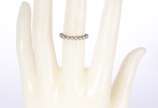 Meia aliança de ouro branco com aproximadamente... - Meia aliança de ouro branco com aproximadamente 9 brilhantes de 0,05 ct cada, aro 14. (Por motivos de segurança a peça não se encontra na loja).