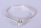 Anel de ouro branco com um brilhante de 0,05 ct... - Anel de ouro branco com um brilhante de 0,05 ct, aro 20. (Por motivos de segurança a peça não se encontra na loja).