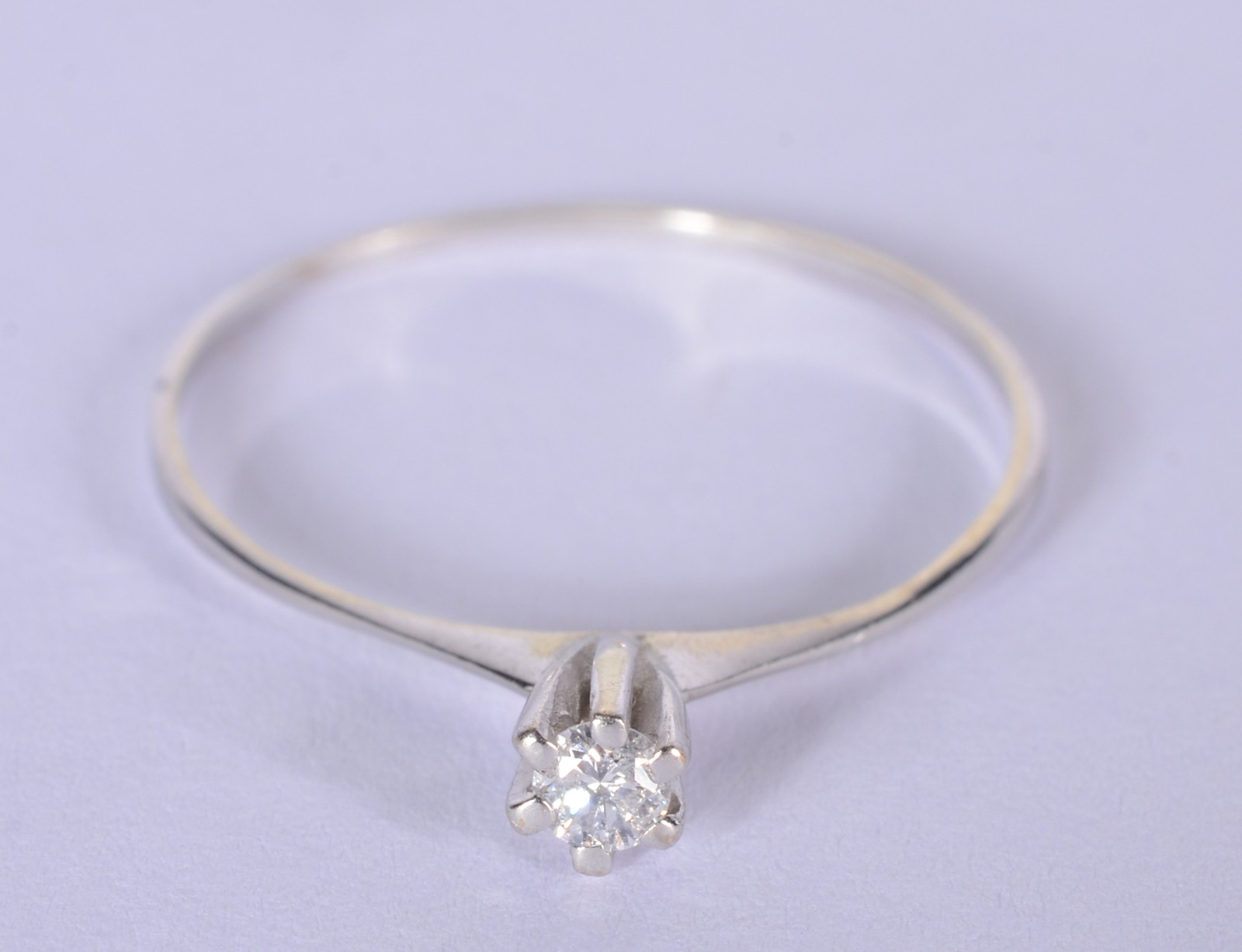 Anel de ouro branco com um brilhante de 0,05 ct, aro 20. (Por motivos... - foto 1 de 4