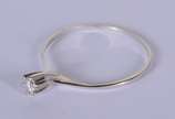 Anel de ouro branco com um brilhante de 0,05 ct... - Anel de ouro branco com um brilhante de 0,05 ct, aro 20. (Por motivos de segurança a peça não se encontra na loja).