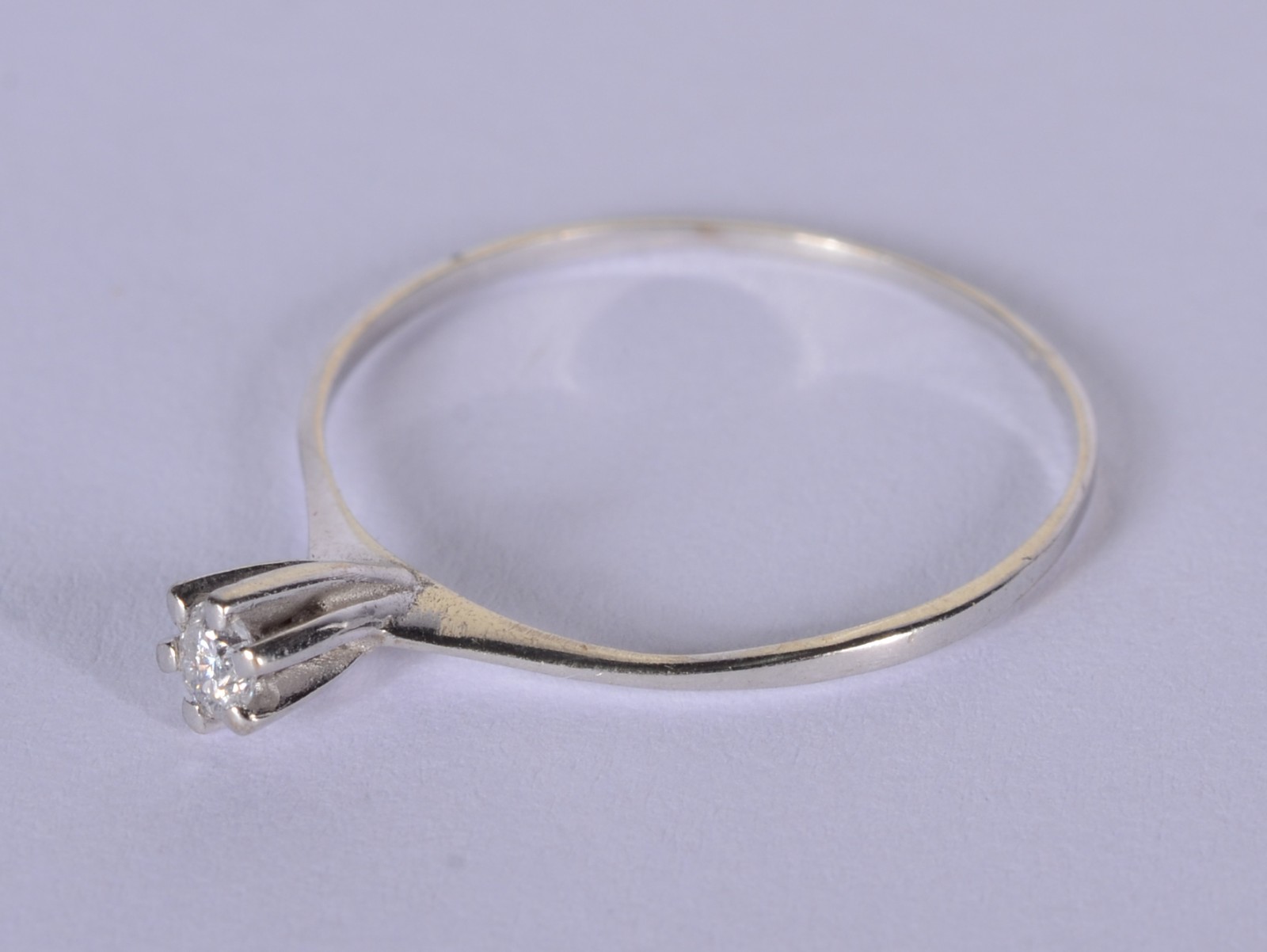 Anel de ouro branco com um brilhante de 0,05 ct, aro 20. (Por motivos... - foto 2 de 4