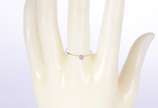 Anel de ouro branco com um brilhante de 0,05 ct... - Anel de ouro branco com um brilhante de 0,05 ct, aro 20. (Por motivos de segurança a peça não se encontra na loja).