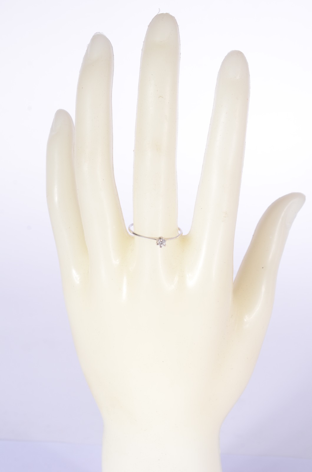 Anel de ouro branco com um brilhante de 0,05 ct, aro 20. (Por motivos... - foto 3 de 4