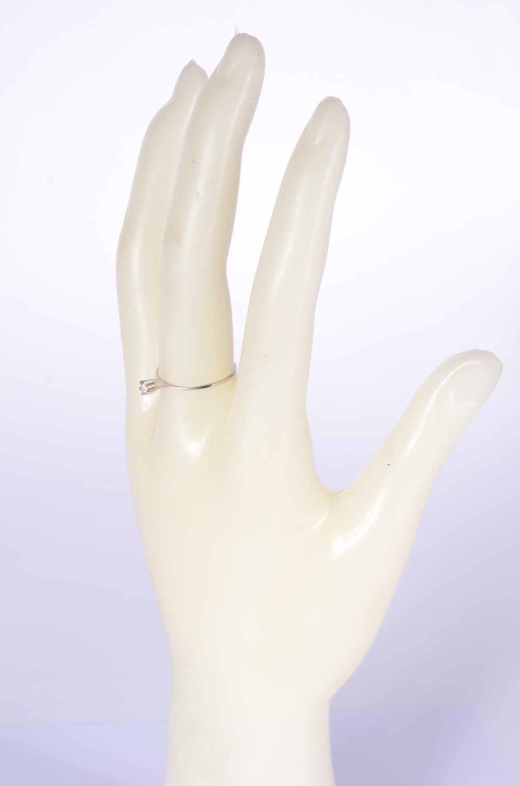 Anel de ouro branco com um brilhante de 0,05 ct, aro 20. (Por motivos... - foto 4 de 4