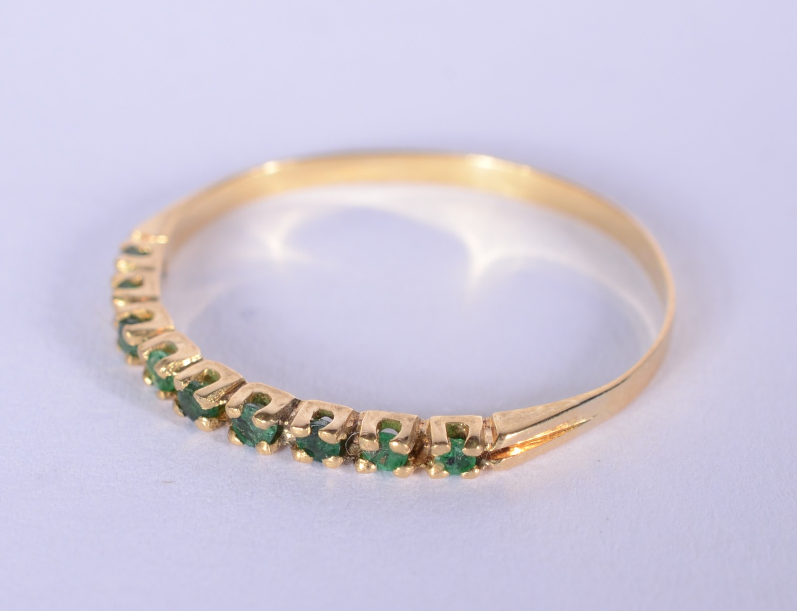 Meia aliança de ouro 18 k., contraste 750 mls com mini esmeralda, aro... - foto 2 de 5