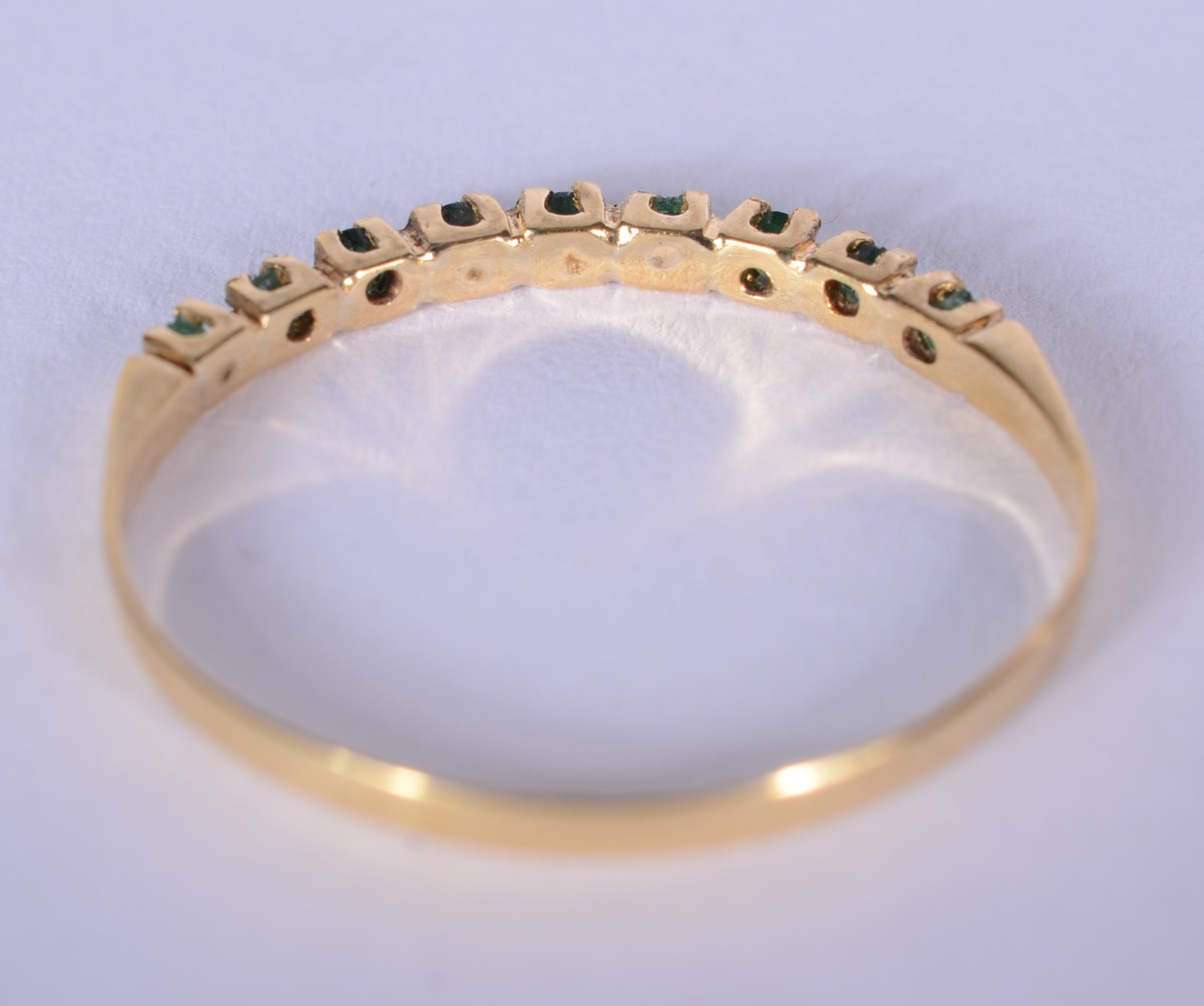 Meia aliança de ouro 18 k., contraste 750 mls com mini esmeralda, aro... - foto 3 de 5