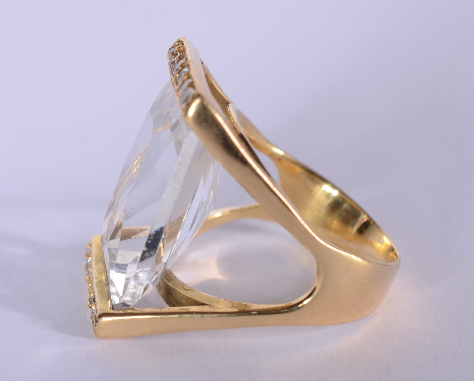 Anel de ouro branco e ouro 18 k., com 10 brilhantes e pedra branca... - foto 3 de 7