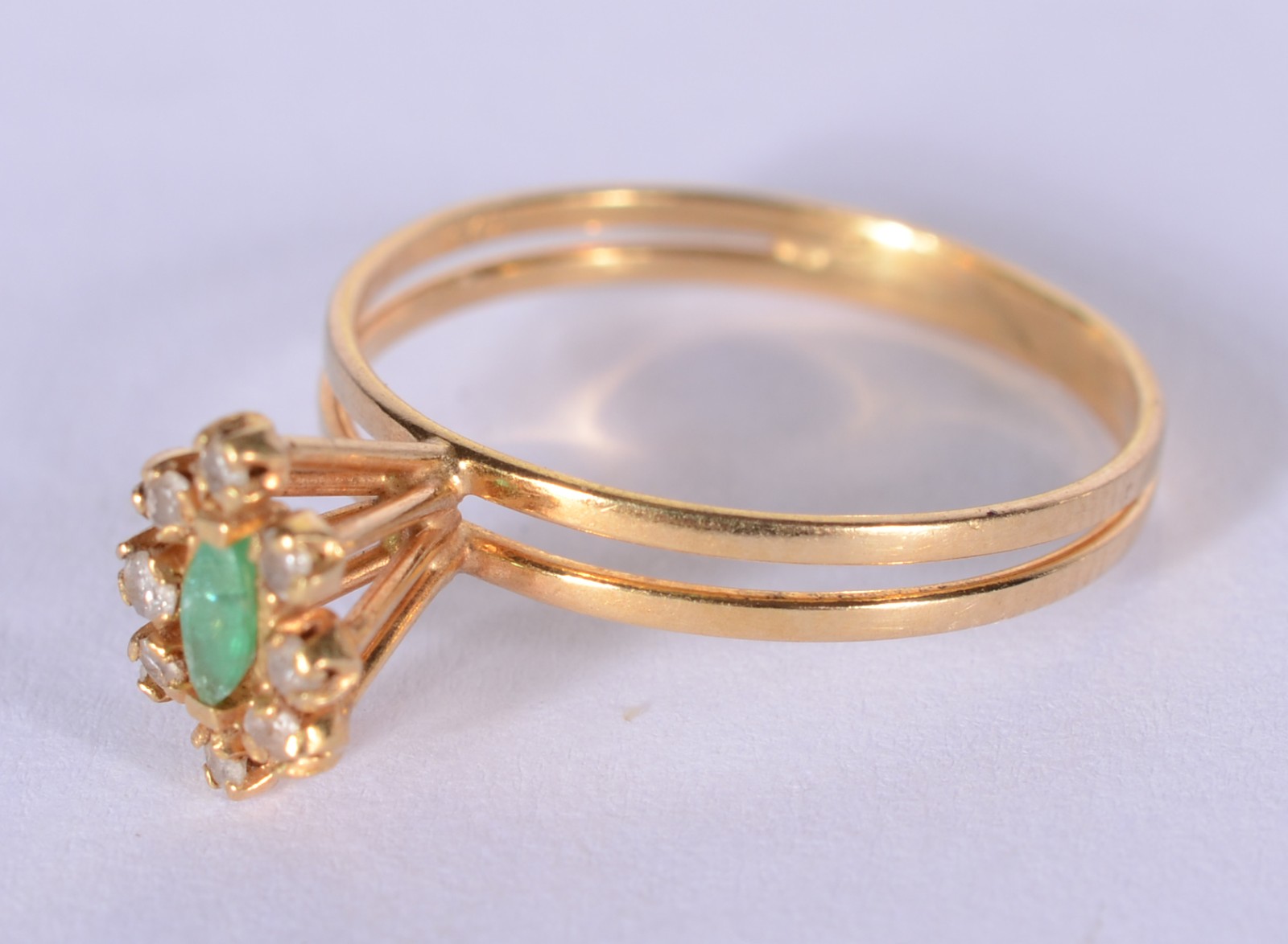 Anel de ouro 18 k., contraste 750 mls com safiras e esmeralda, aro... - foto 2 de 6